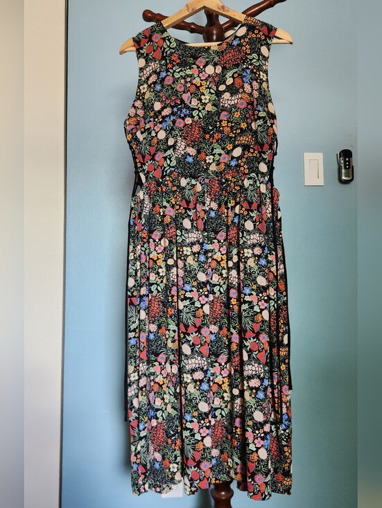 Topshop Dresses & Skirts - Topshop Black Floral Dress with Floral Blooms